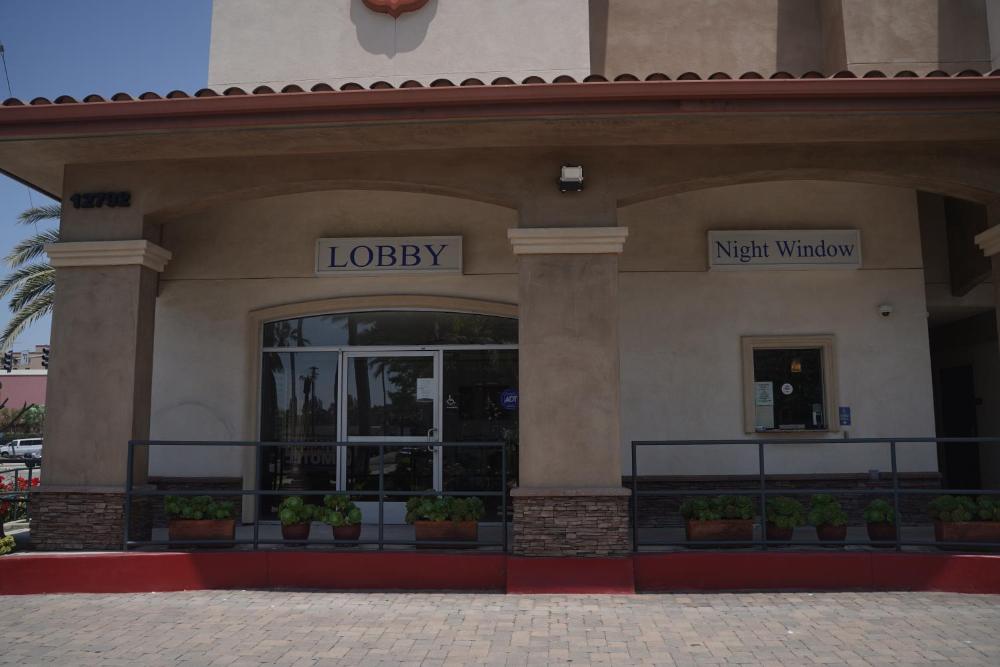 Harbor Inn & Suites