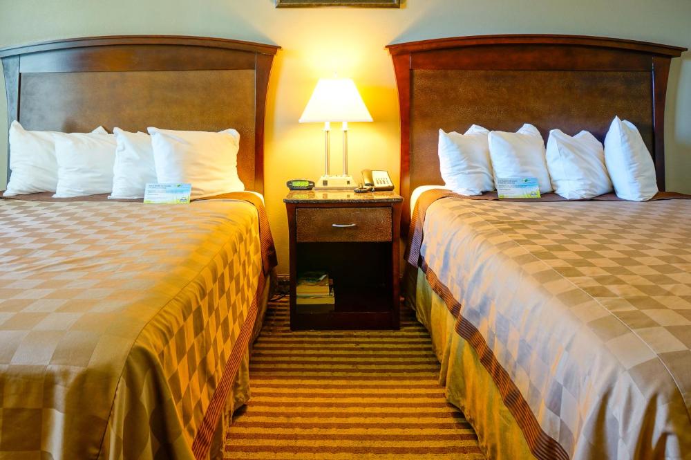Queen Room with Two Queen Beds - Non-Smoking interior