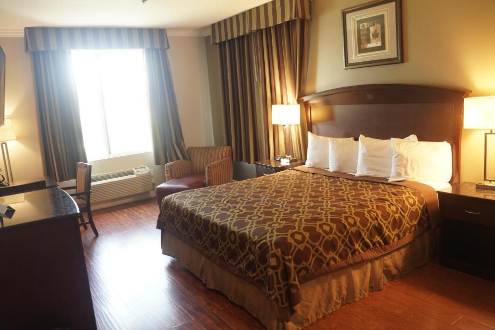 King Room - Non-Smoking interior
